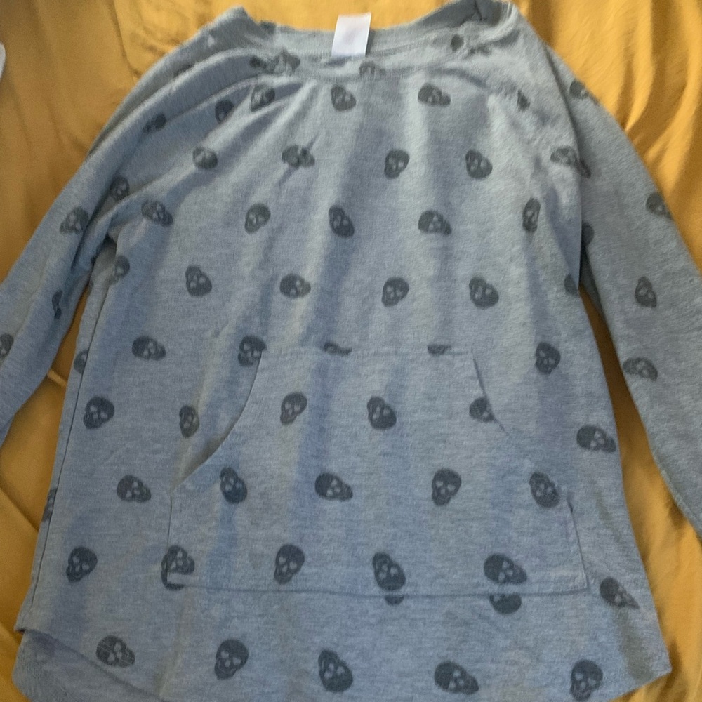 Skull with heart eyes t-shirt size medium (7-8)